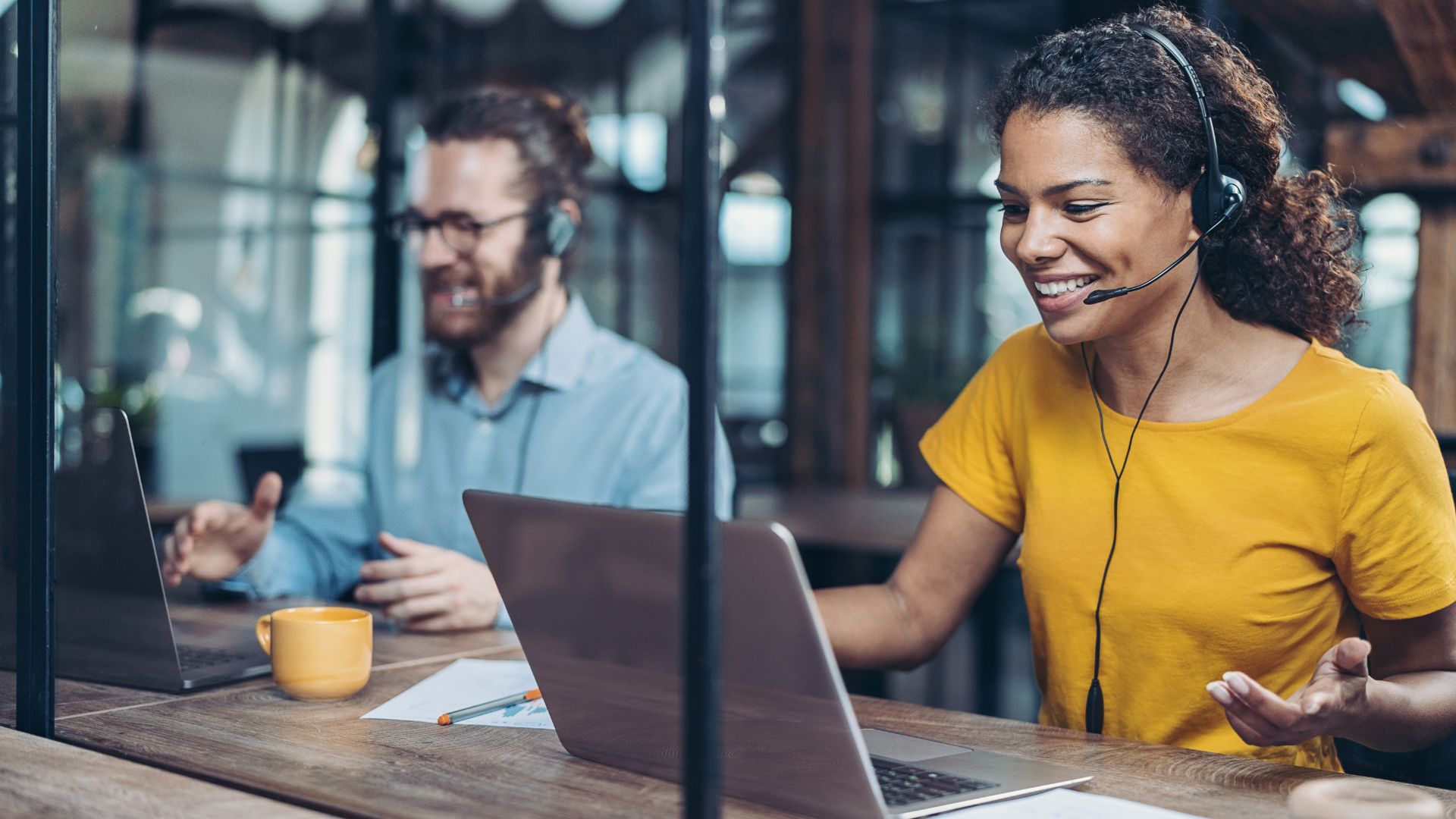 Kundenservice verbessern Header - Erfahren Sie, wie Chatbots und Live-Chat die Kundenkommunikation optimieren und welche Lösung am besten zu Ihrem Unternehmen passt.