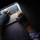 Passwortverwaltung person in black long sleeve shirt using macbook pro