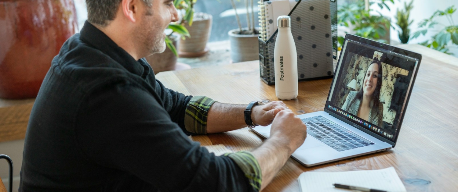 Online-Communities Mann in schwarzem Pullover mit Macbook Pro