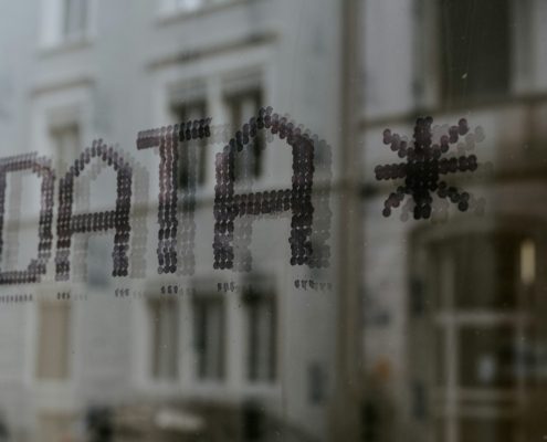 Datenschutz für SaaS - eine Nahaufnahme eines Fensters mit einem Gebäude im Hintergrund