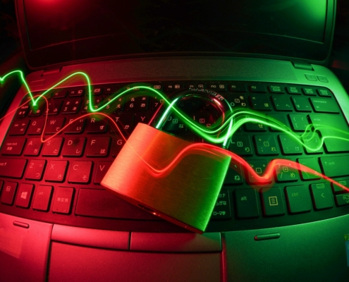 Erfahren Sie, wie KMU aktuelle Cybersecurity-Bedrohungen erkennen und Schutzmassnahmen implementieren können.