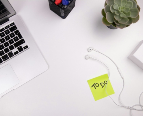 Zoho ToDo zum Management von Aufgaben a laptop and a charger