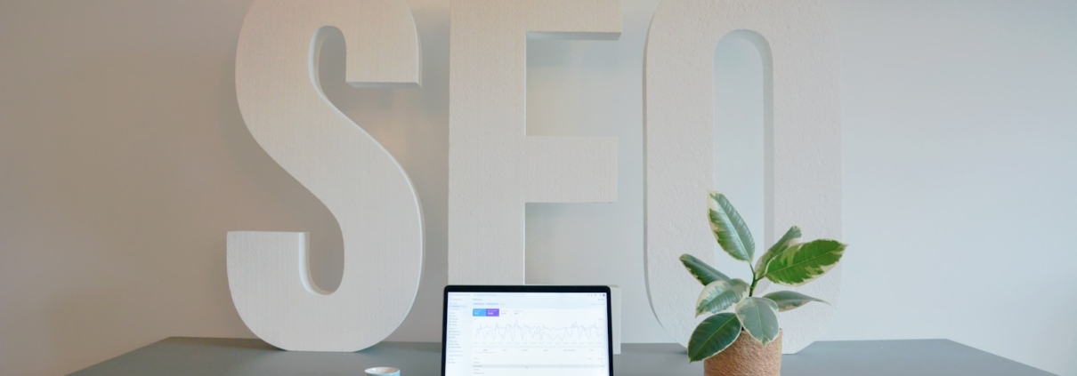 Wie CRM-Systeme wie Zoho CRM Ihre SEO-Strategie stärken: Automatisierung, Datenintegration und gezieltes Marketing für KMU.