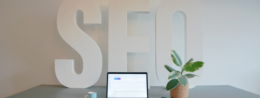 Wie CRM-Systeme wie Zoho CRM Ihre SEO-Strategie stärken: Automatisierung, Datenintegration und gezieltes Marketing für KMU.