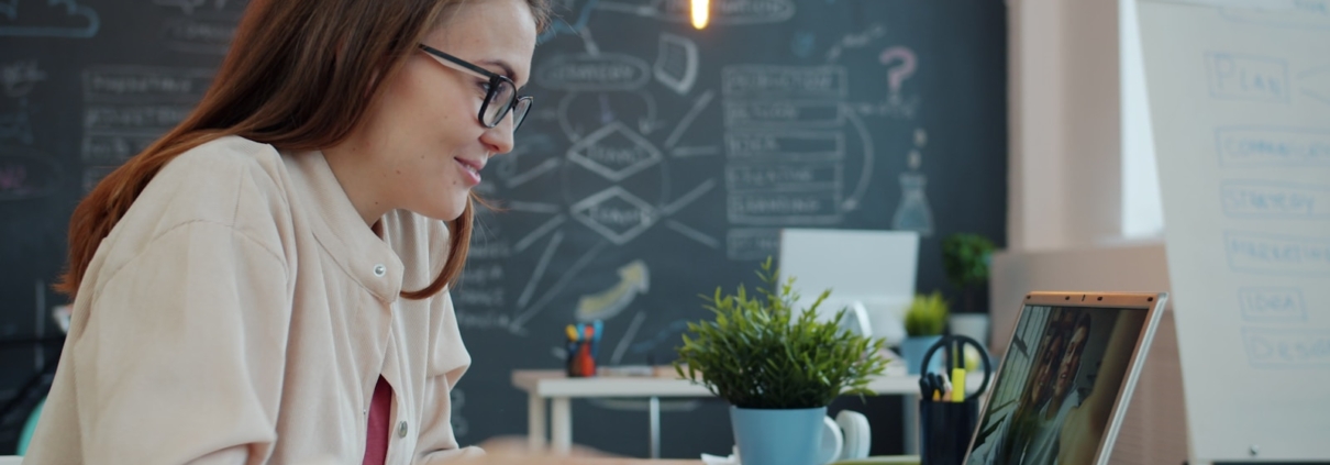 Erlebe mit Zoho Vani Catchups nahtlose Teamarbeit, Echtzeit-Feedback und Kommunikation direkt im Workspace.