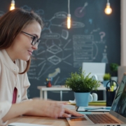 Erlebe mit Zoho Vani Catchups nahtlose Teamarbeit, Echtzeit-Feedback und Kommunikation direkt im Workspace.