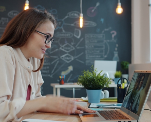 Erlebe mit Zoho Vani Catchups nahtlose Teamarbeit, Echtzeit-Feedback und Kommunikation direkt im Workspace.