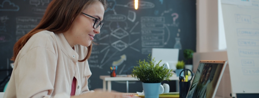 Erlebe mit Zoho Vani Catchups nahtlose Teamarbeit, Echtzeit-Feedback und Kommunikation direkt im Workspace.