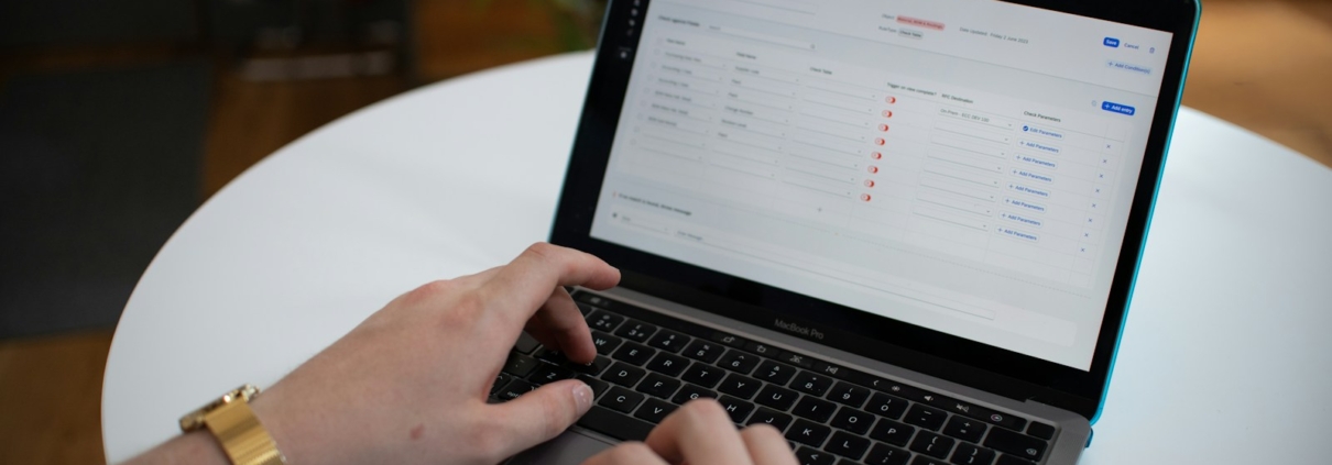 Erleben Sie die transformative Kraft der Robotic Process Automation und wie sie einfache Arbeitsabläufe erheblich optimieren kann.