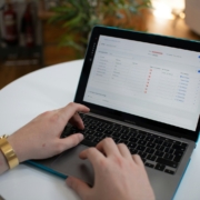 Erleben Sie die transformative Kraft der Robotic Process Automation und wie sie einfache Arbeitsabläufe erheblich optimieren kann.