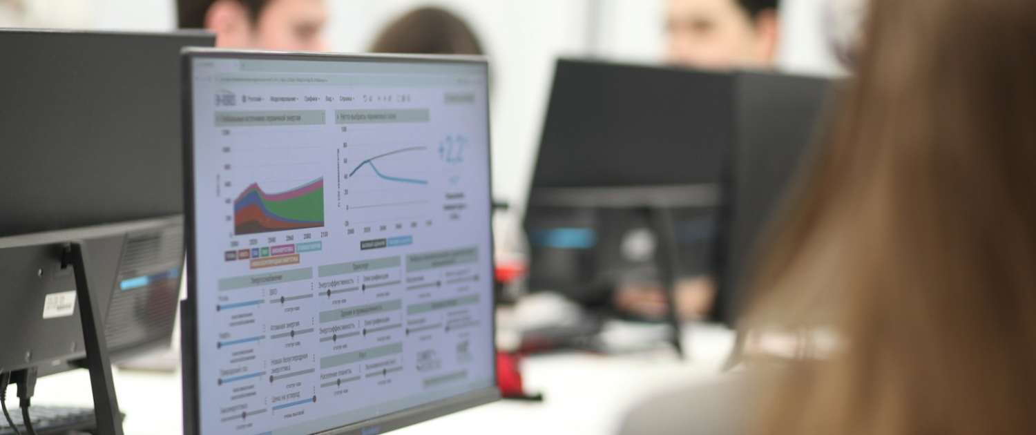 Benchmarking Prozess: Definition, Ablauf in 7 Schritten, Methoden (intern/extern) und Beispiel – inkl. typischer Fehler & KPIs. Aktualisiert 2026.