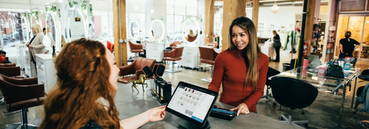 Kundenloyalität steigern: konkrete Massnahmen für KMU, Beispiele, typische Fehler und KPIs (Retention, Wiederkaufrate, NPS). Aktualisiert 2026.