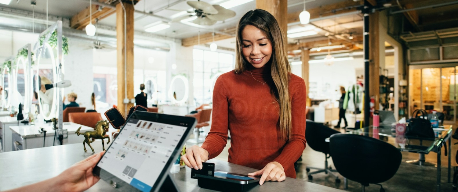 Kundenloyalität steigern: konkrete Massnahmen für KMU, Beispiele, typische Fehler und KPIs (Retention, Wiederkaufrate, NPS). Aktualisiert 2026.