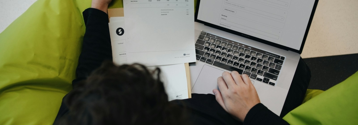 Entdecken Sie die Vorteile der Rechnungsdigitalisierung für KMU und steigern Sie die Effizienz in administrativen Prozessen.