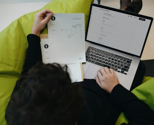 Entdecken Sie die Vorteile der Rechnungsdigitalisierung für KMU und steigern Sie die Effizienz in administrativen Prozessen.