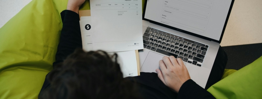 Entdecken Sie die Vorteile der Rechnungsdigitalisierung für KMU und steigern Sie die Effizienz in administrativen Prozessen.