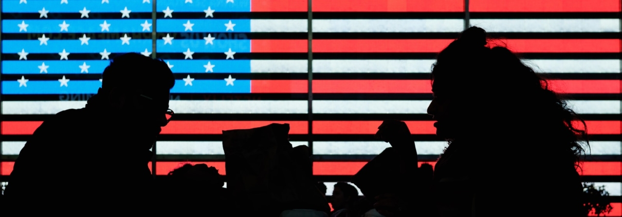 US Cloud Act, Gutachten Uni Köln 2025 und der Fall Zürich: Warum europäische Server keine Sicherheit vor US-Behördenzugriff bieten – und warum Zoho One als integrierte, nicht-amerikanische Plattform den Vendor-Lock-in löst und digitale Souveränität schafft.