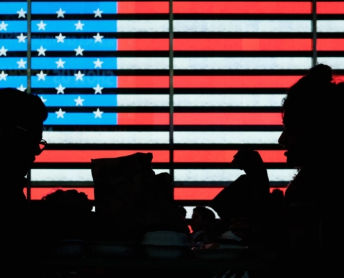 US Cloud Act, Gutachten Uni Köln 2025 und der Fall Zürich: Warum europäische Server keine Sicherheit vor US-Behördenzugriff bieten – und warum Zoho One als integrierte, nicht-amerikanische Plattform den Vendor-Lock-in löst und digitale Souveränität schafft.